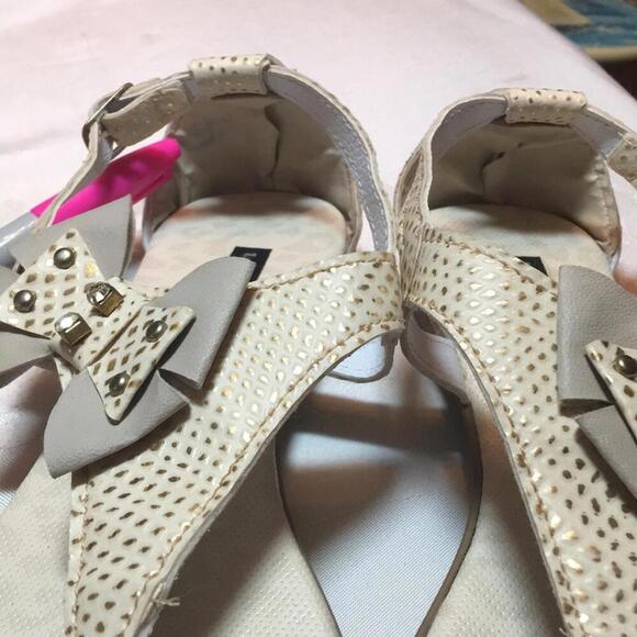 🍁Larissa Carolaine off white thong sandals Sz 7 shoes - Picture 8 of 8